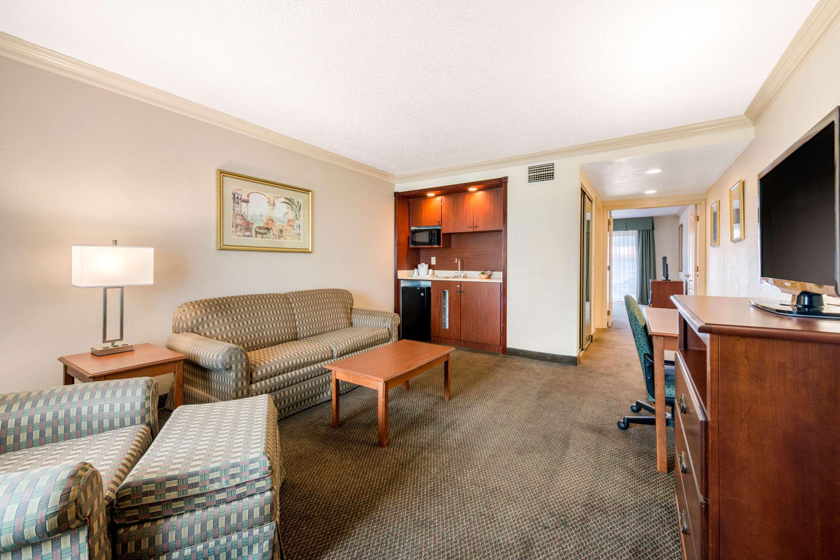 Quality Inn & Suites Tarpon Springs South Exterior foto